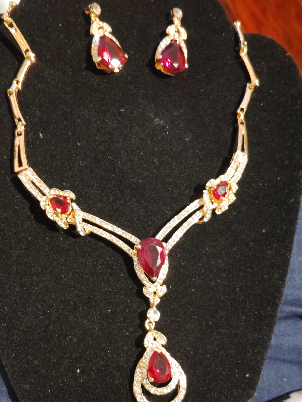 Luxurious Gold-Plated Red Teardrop Necklace & Earrings Set